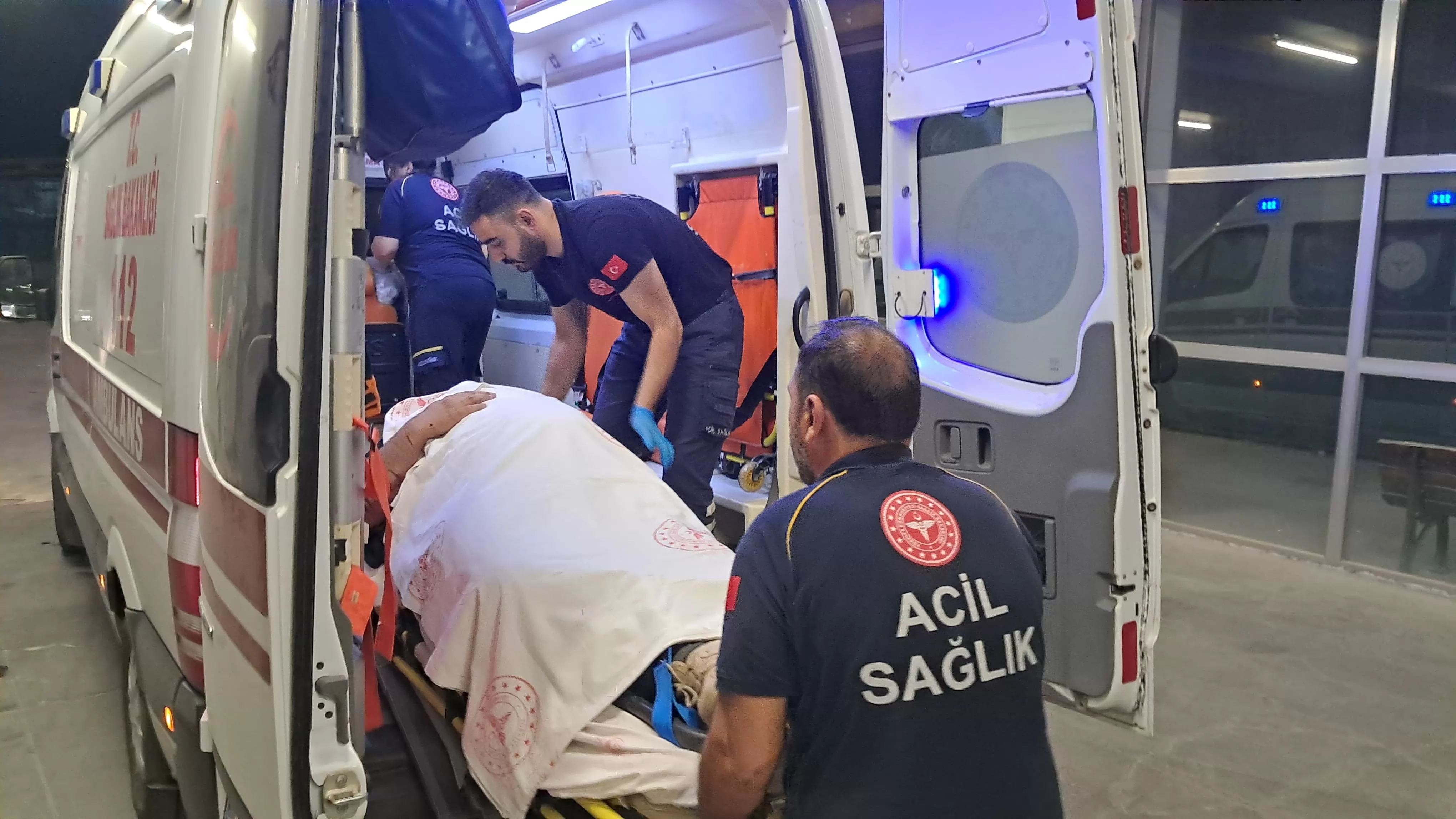 Karaman’da kamyona çarpan kamyonet hurdaya döndü: Sürücü araçta sıkıştı