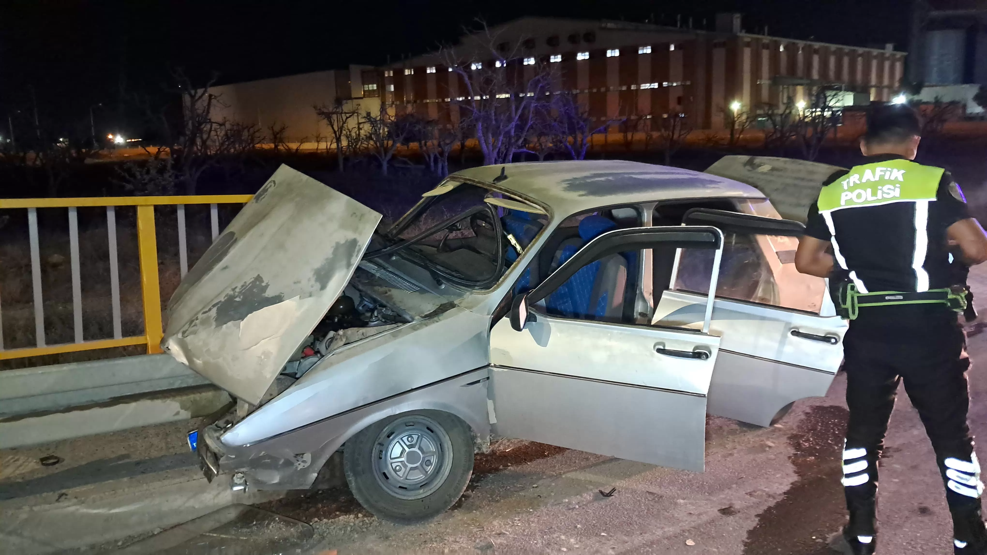 Karaman’da otomobil üst geçit bariyerlerine saplandı