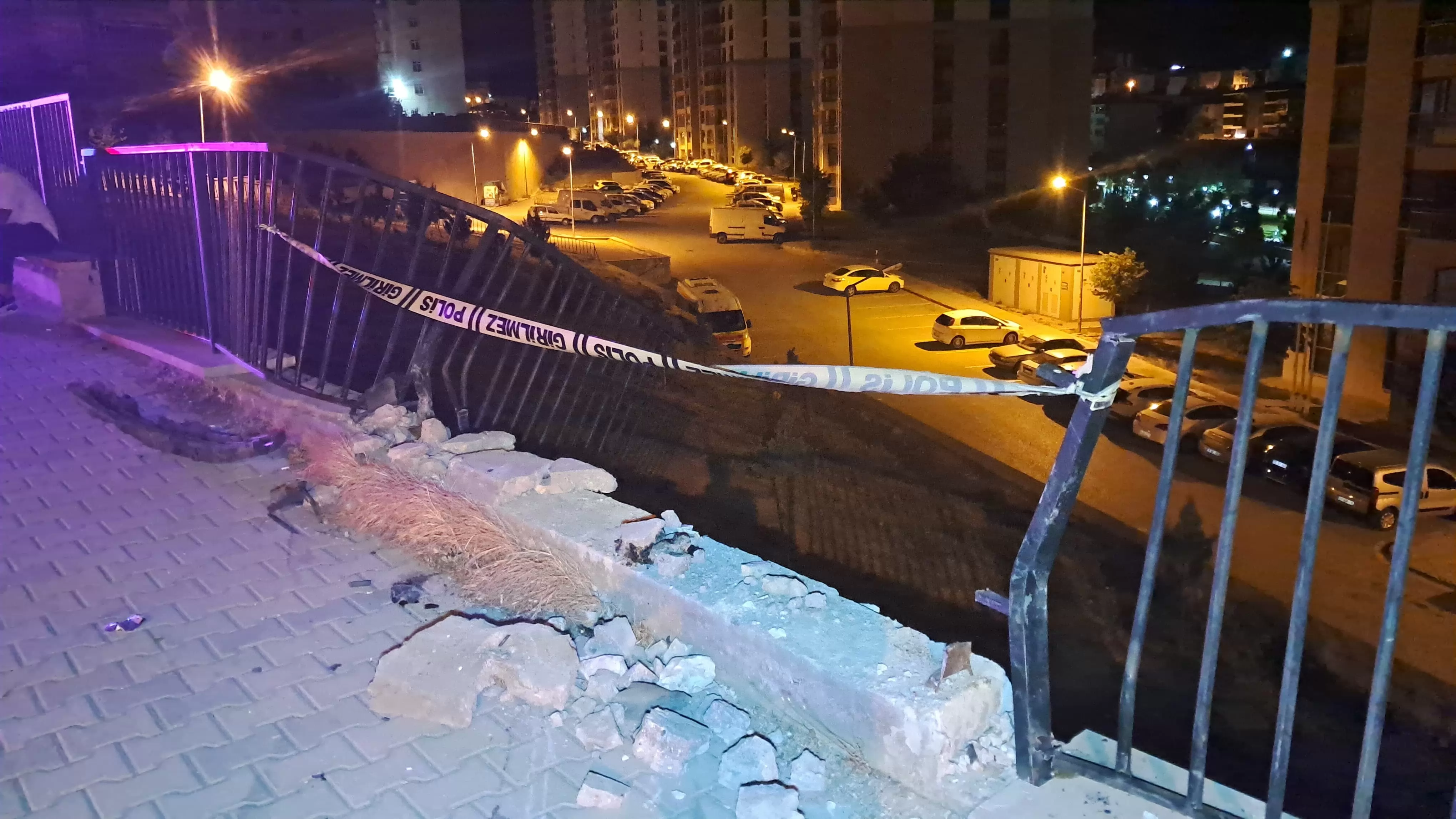 Karaman’da sürücüsüz kalan otomobil üst geçit bariyerine asılı kaldı