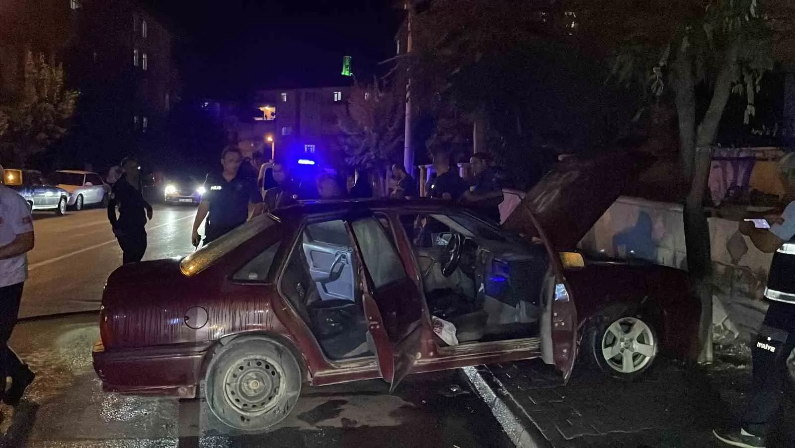 Karaman’da Park Halindeki Otomobil Alev Aldı: Kaldırıma Çıkan Araç Yandı