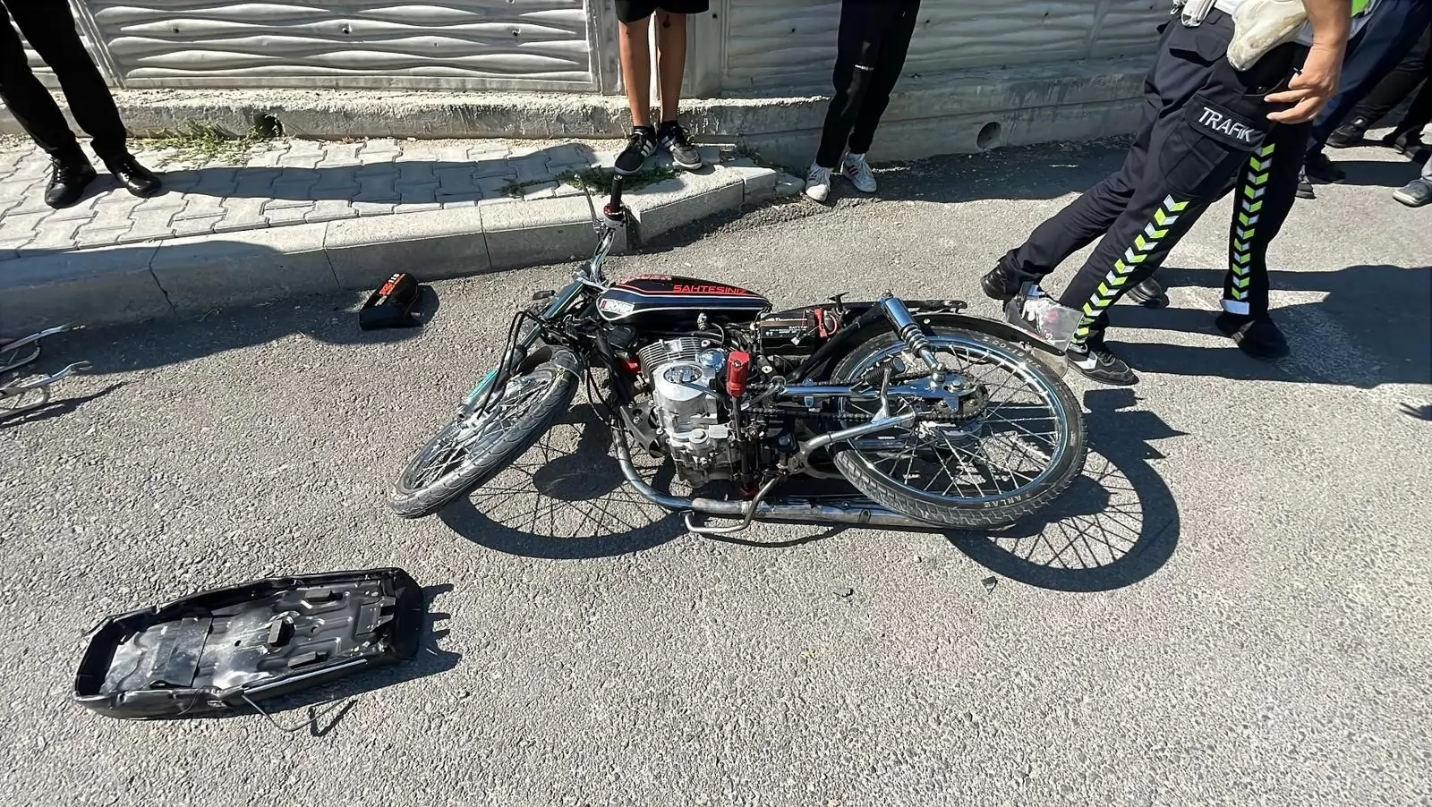 Karaman’da Motosiklet ile Ticari Araç Çarpıştı: 1’i Ağır 2 Yaralı