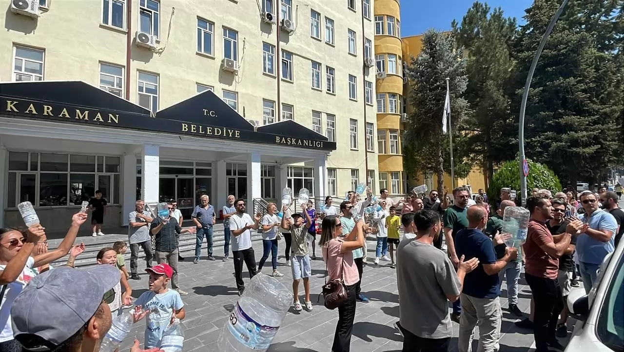Karaman’da Su Kesintisine Tepki: Vatandaşlar Belediye Önünde Protesto Etti