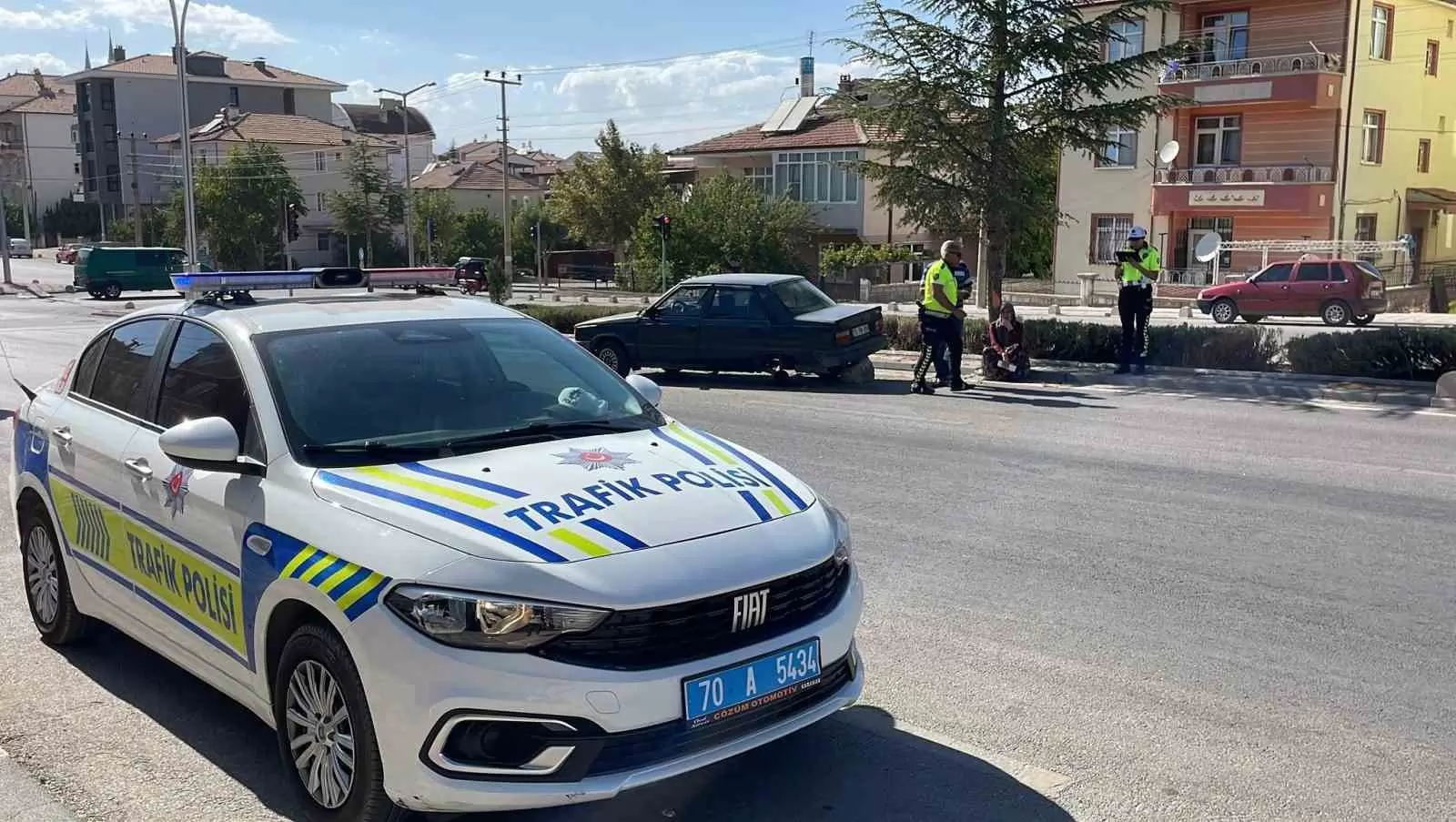 Karaman’da Otomobil Kontrolden Çıktı: Orta Refüjü Aşıp Karşı Şeride Geçti