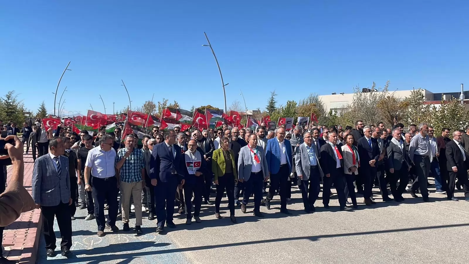 KMÜ’de “Kampüsten Gazze’ye Tek Yürek” Yürüyüşü Düzenlendi