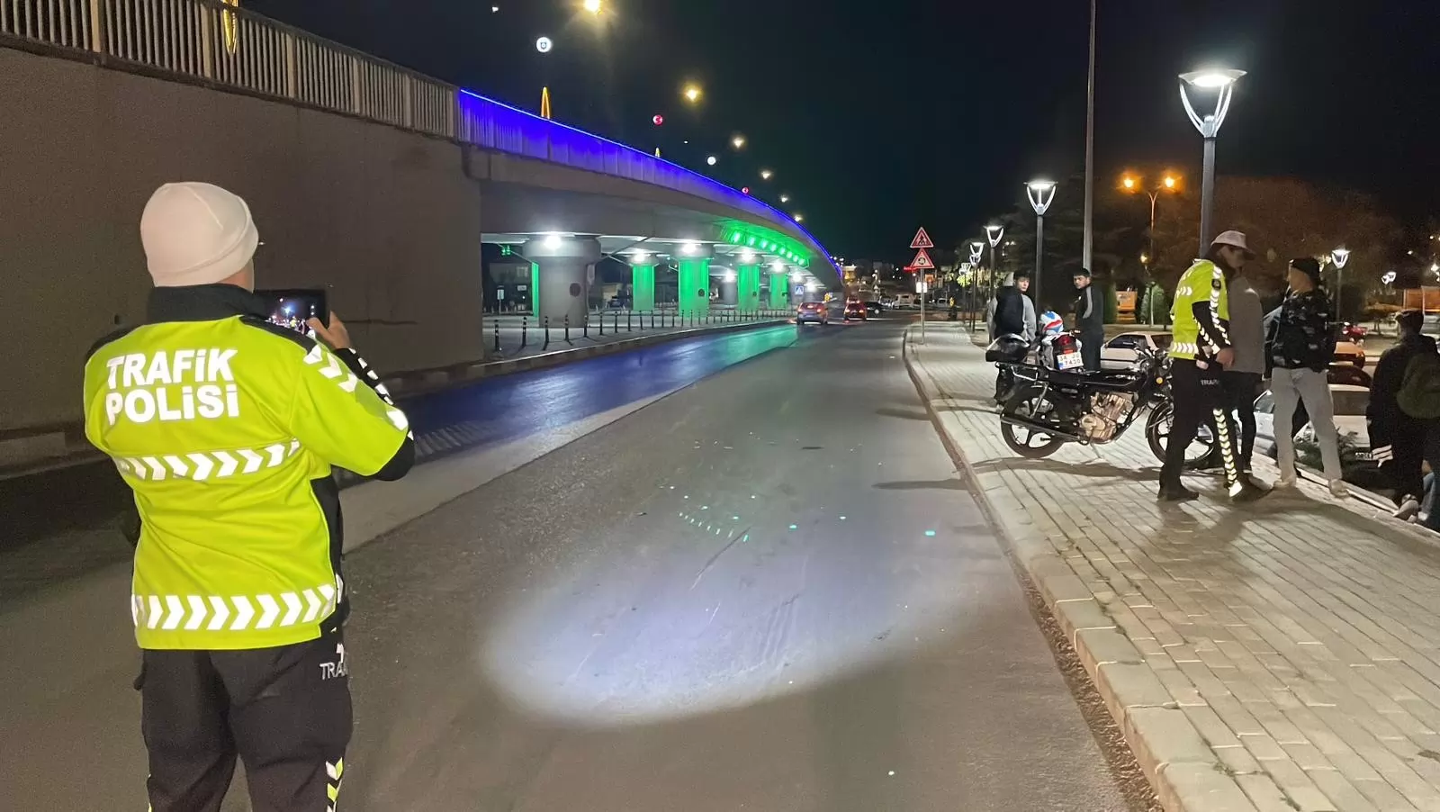 Karaman’da Motosiklet Yayaya Çarptı: 2 Kişi Yaralandı