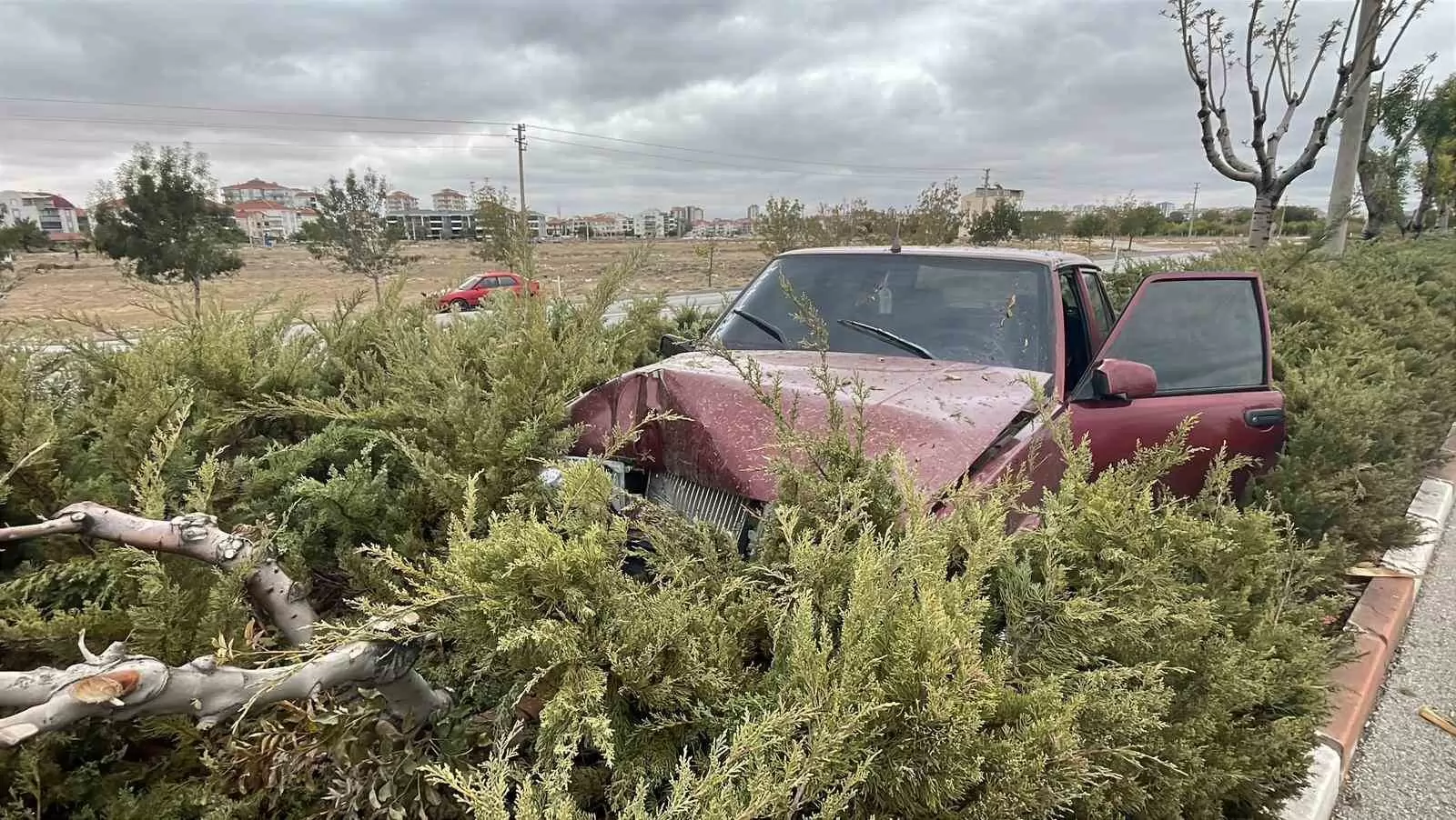 Karaman’da otomobil refüje çıktı: Baba ve 3 yaşındaki kızı yaralandı