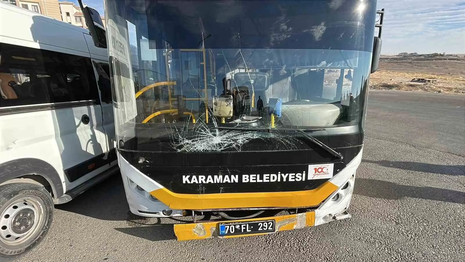 Karaman’da okul servisi ile halk otobüsü çarpıştı: 1’i çocuk 2 yaralı