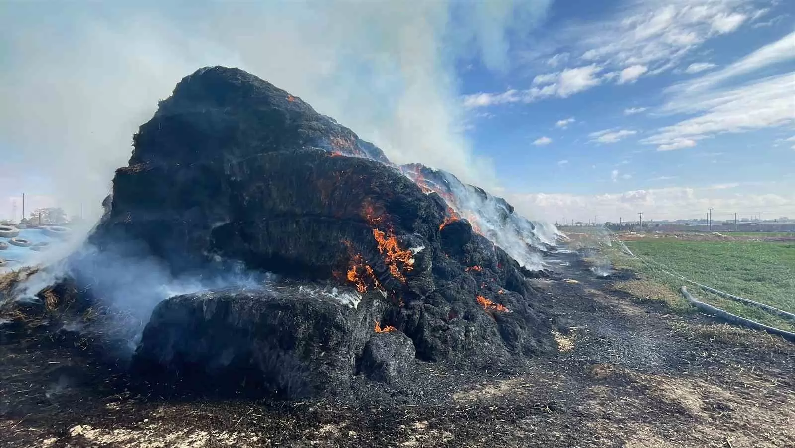 Karaman’da saman yangını: 300 ton balya kül oldu