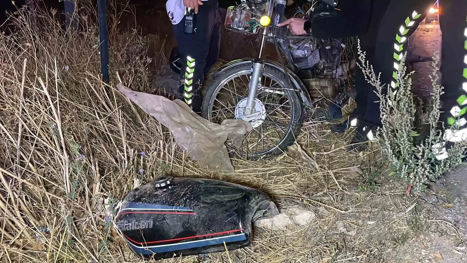 Karaman’da motosiklet şarampole devrildi: 2 kişi yaralandı