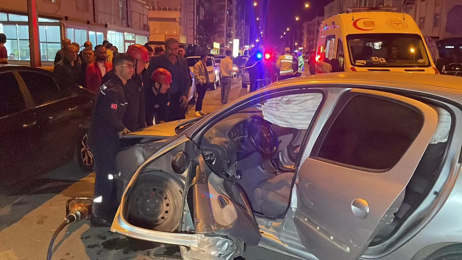 Karaman’da iki otomobil çarpıştı: 2 yaralı, sürücüyü itfaiye kurtardı