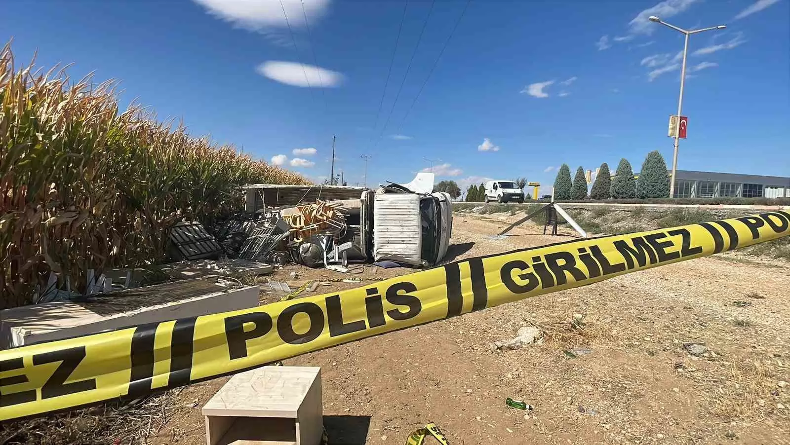 Karaman’da Eşya Yüklü Kamyonet Devrildi: 2 Yaralı