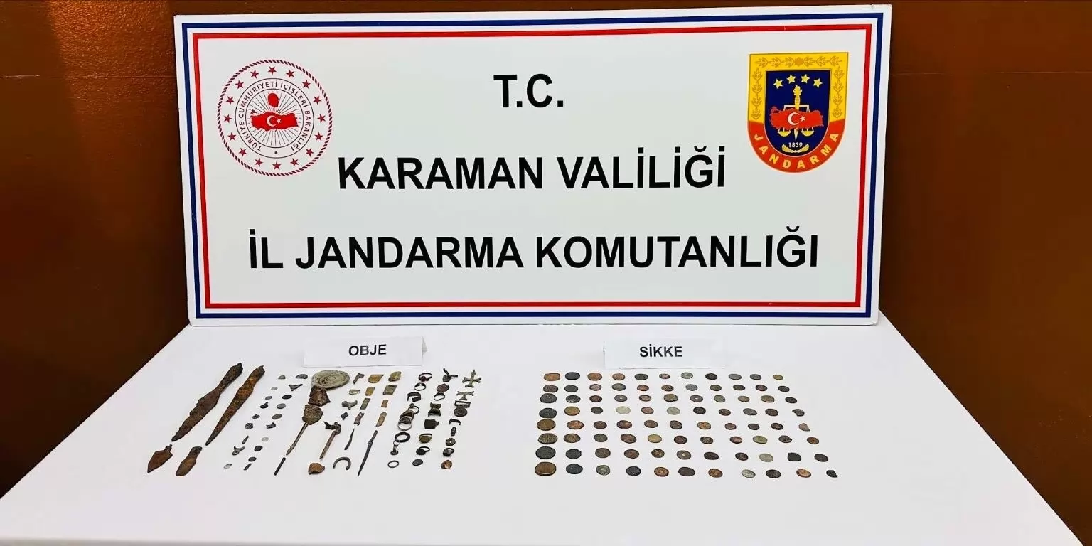 Karaman’da jandarma uygulamalarında tarihi eser ve esrar ele geçirildi