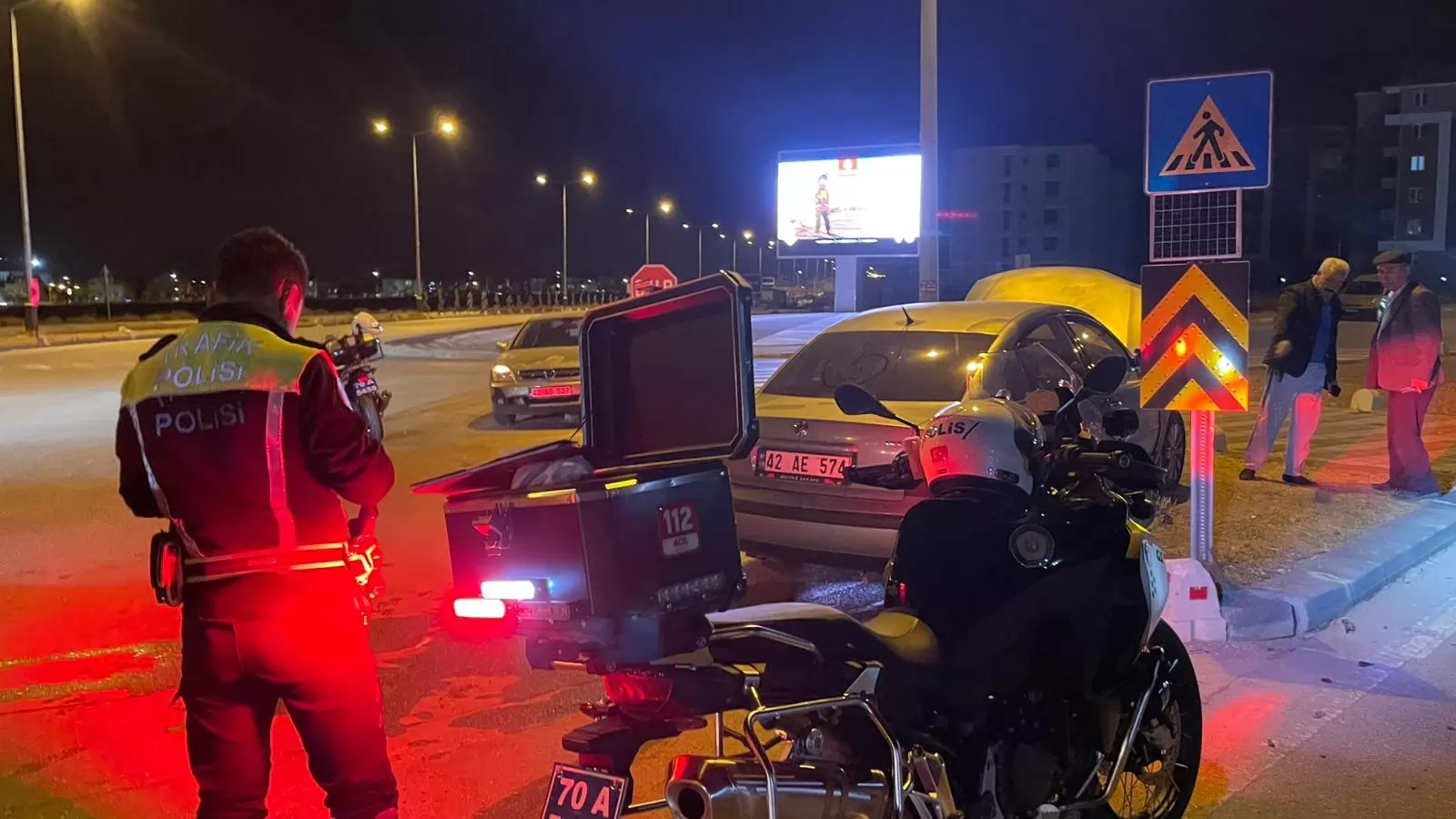 Kavşakta Çarpışan Otomobillerden Biri Refüje Çıktı: 1 Yaralı