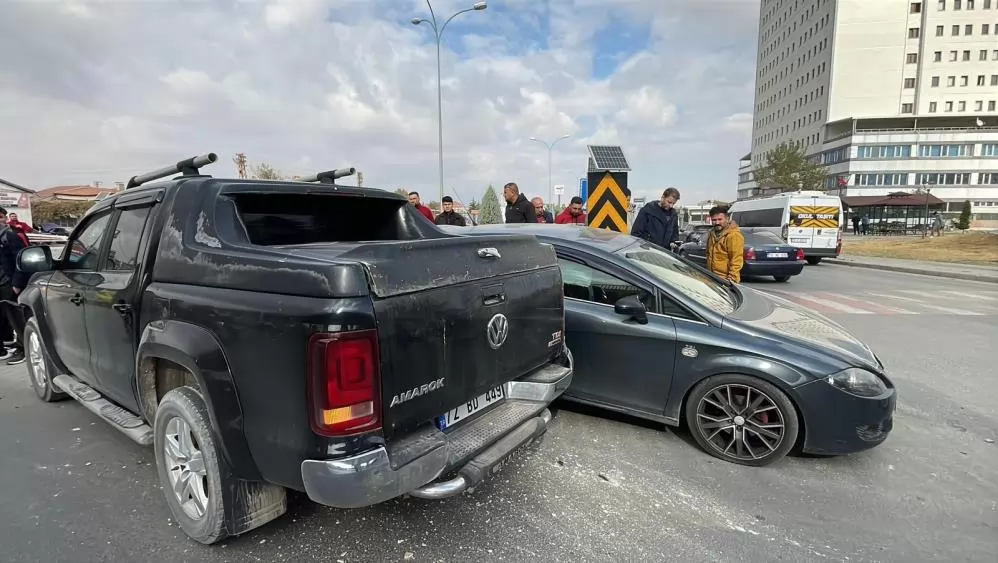 Kavşakta Pikapla Çarpışan Otomobil Sürücüsü Yaralandı